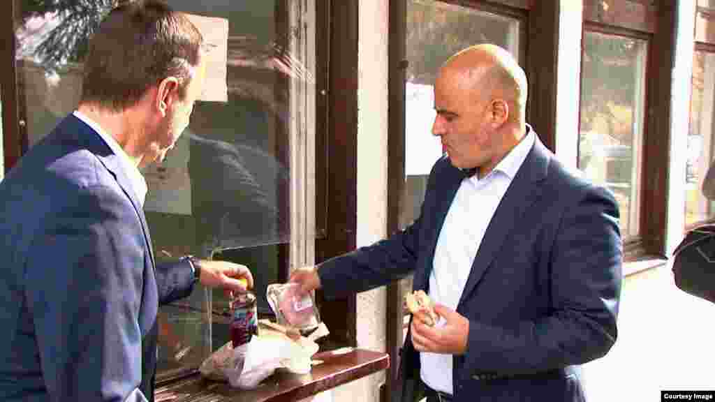 МАКЕДОНИЈА - Премиерот Димитар Ковачевски најави дека веќе се утврдени процедурите и ЕСМ ја подготвила потребната документација, врз основа на која ќе се склучат договорите со „ЕСМ продажба“ за снабдување со електрична енергија за физички и правни лица регистрирани за вршење на приоритетна дејност од областа на прехранбената индустрија, јавни претпријатија од областа на водостопанство, како и основните и средни јавни училишта.