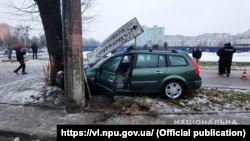 За даними поліції, тікаючи від екіпажу патрульних після вимоги про зупинку, 16-річний водій Renault Megane наїхав на пішоходів на регульованому переході
