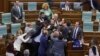 У парламенті Косова – бійка через контакт правлячої партії із сербським політиком у розшуку