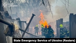 Пожежники працюють на місці російського ракетного удару, Одеса, 15 березня 2024 року. 