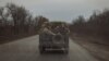 Українські військовослужбовці їдуть біля Часового Яру, 3 квітня 2024 року
