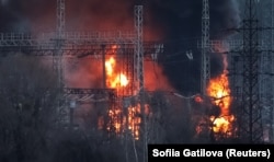 Дим і вогонь навколо високовольтних ліній на місці російського ракетного удару поблизу Харкова, 22 березня 2024 року