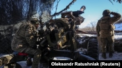 Українські військові ведуть вогонь по російських позиціях під Мар'їнкою