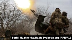 Українські військовослужбовці протиповітряної оборони керують зенітною гарматою на передовій, під час нападу Росії на Україну, поблизу міста Бахмут, Україна, 6 березня 2024 року