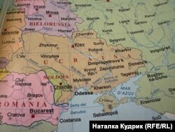 Карта із заштрихованим зображенням Криму у підручнику з географії для середньої школи в Італії