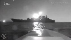 Морський безпілотник-катер наближається до російського десантного корабля «Оленьогірський гірник» поблизу порту Новоросійськ