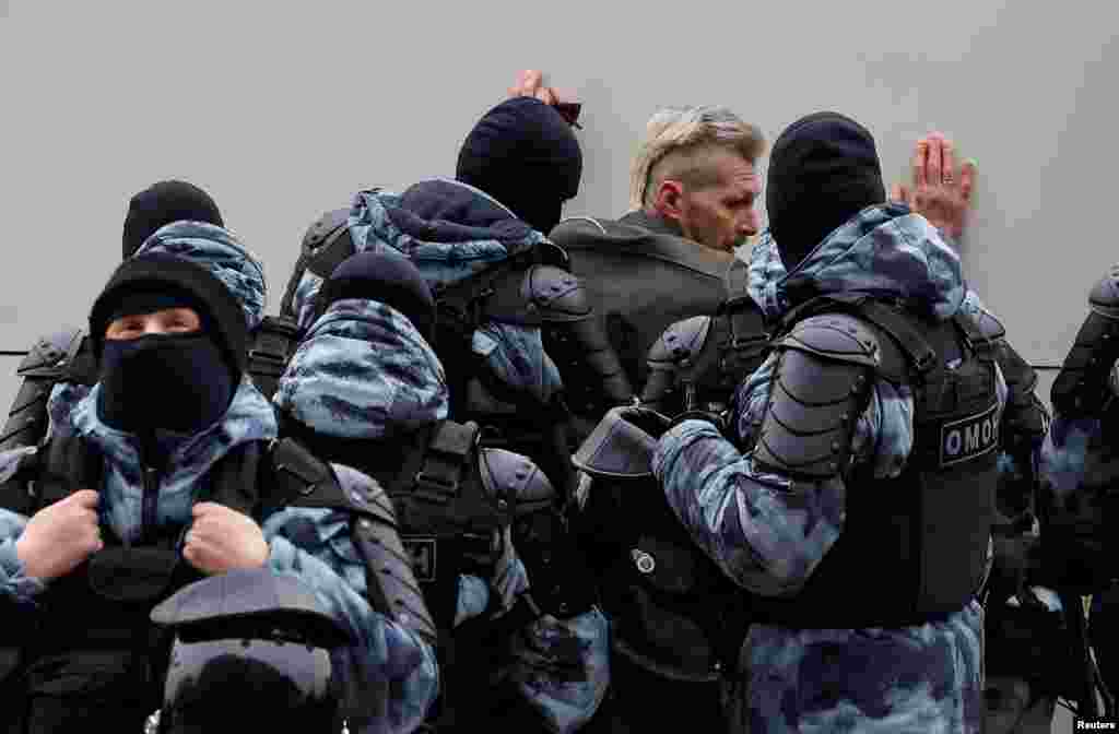 Бул күнү Орусиянын бир катар шаарларында Алексей Навальныйды эскерген жүздөн ашуун адам кармалды. 