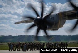 Солдати армії Іспанії та Нідерландів прибувають на 71 авіабазу Campia Turzii в Румунії в рамках військових навчань Swift Response. 14 травня 2024