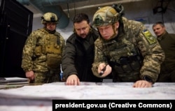 Президент України Володимир Зеленський (посередині) у передовому командному пункті оборонців Купʼянська на Харківщині, 30 листопада 2023 року. Поруч із ним генерал Олександр Сирський