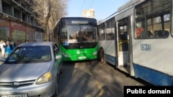 Бишкекте автобус менен троллейбус кагышкан учур. (архив)