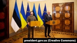 Президент України Володимир Зеленський і президент Естонії Алар Каріс (праворуч) на пресконференції у Таллінні, 11 січня 2024 року 