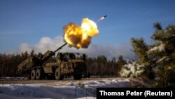 Самохідна гаубиця Archer шведського виробництва 45-ї окремої артилерійської бригади ЗСУ веде вогонь по позиціях армії РФ на Донеччині, 16 грудня 2023 року
