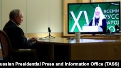 Володимир Путін дистанційно бере участь у Всесвітньому російському народному соборі, слухаючи виступ патріарха РПЦ Кирила (Володимира Гундяєва). Сочі, 28 листопада 2023 року 