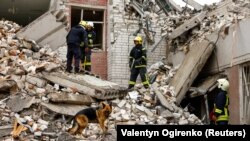 У ДСНС зазначають, що пошуково-рятувальні роботи тривають, трьох людей з-під завалів врятували