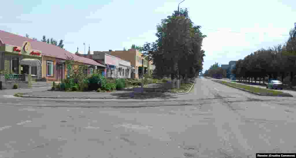 Центральная площадь Марьинки в августе 2014 года. Тогда в этом городе в Донецкой области проживало несколько тысяч человек &nbsp;