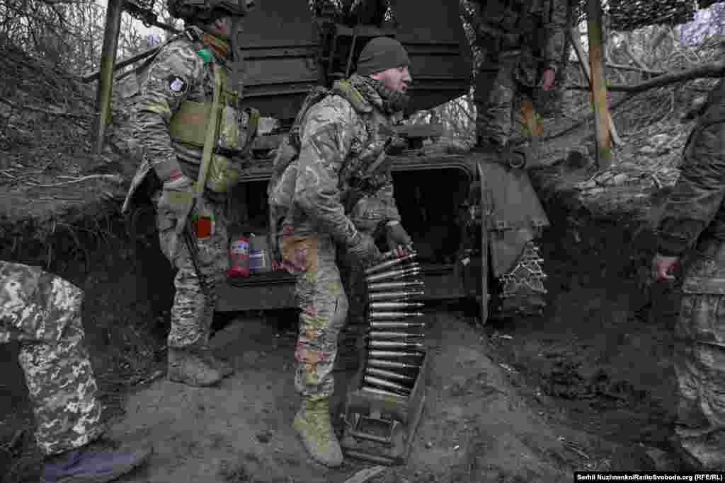 Не гаючи часу, військові швидко поповнюють боєзапас і готують «ЗУшку» до роботи