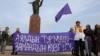 "Мурдуңду тыкпа, сүйлөбө". Лидер аялдарга эркектер бут тособу?