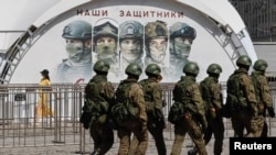 Військовослужбовці російської армії йдуть в Москві, Росія, 31 травня 2024 року