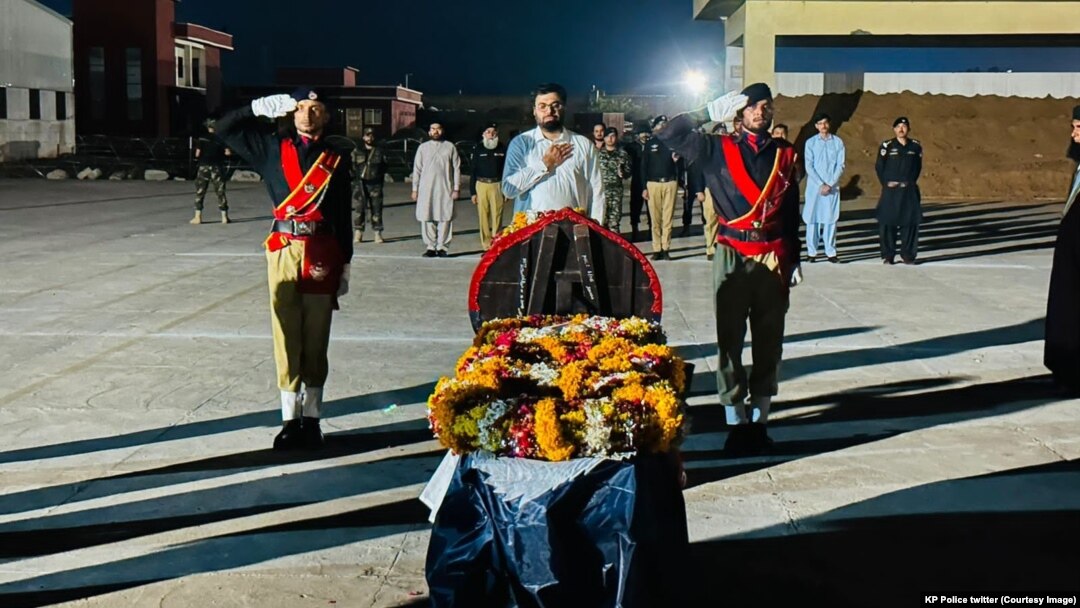 پولیس او نور چارواکي د جمرود په ځانمرګي برید کې د علي مسجد تاڼېدار عدنان اپرېدي د جنازې پر مهال - د جولای ۲۵مې انځور.