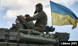 Українські бійці на танку біля Бахмута на Донеччині. 12 травня 2023 року