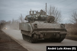 Украинанын Куралдуу күчтөрүнүн Авдеевкага жакын жердеги Bradley согуштук унаасы.