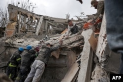 Рятувальники та волонтери шукають людей під завалами після обстрілу Слов'янська