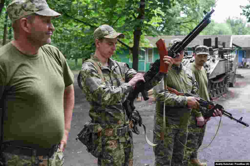 Рекрут на псевдо &laquo;Бет&raquo; з кулеметом (у центрі). &laquo;Це наш шанс реабілітуватися в суспільстві. Є люди, які мотивовані, які хочуть захищати свою державу&raquo;, &ndash; каже у розмові &laquo;Бет&raquo;, якій відбував покарання за статтею 407 (самовільне залишення військової частини або місця служби)