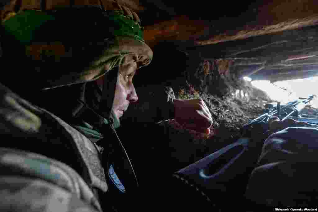 Оборонець України на позиції під Бахмутом. 10 квітня 2023 року Українське військова командування стверджує, що готується до контрнаступу, щоб звільнити захоплені Росією території. Питання – чи є достатньо західної важкої техніки, снарядів і літаків. 