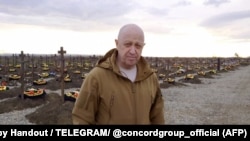 Засновник ПВК «Вагнер» Євген Пригожин (нині вже покійний) на кладовищі «вагнерівців», які воювали проти України. Селище Горячий Ключ, Краснодарський край, Росія. Сріншот з відео, що було оприлюднене 6 квітня 2023 року