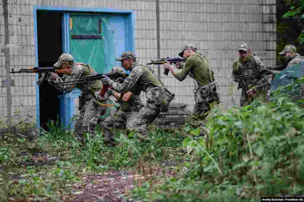 Рекрути з-поміж колишніх ув&rsquo;язнених під час тренувань з тактичного пересування на базі 1 ОШБ &laquo;Да Вінчі&raquo;. До підписання контракту рекрути відбували покарання за різні кримінальні злочини &ndash; вбивство з необережності, пограбування, бійки, шахрайство, зберігання наркотиків або зброї, аварії, а також самовільне залишення частини