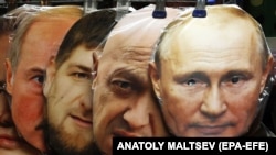 Маски із зображенням президента Росії Володимира Путіна, очільника ПВК «Вагнер» Євгена Пригожина, голови Чечні Рамзана Кадирова та Олександра Лукашенка (справа наліво) у сувенірній крамниці. Петербург, Росія, 5 червня 2023 року 