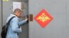 Орусиядагы аскер комиссариатына кирип бараткан улан. 