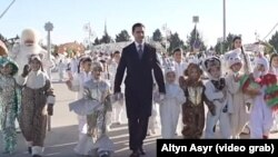 Новогоднее представление у Главной ёлки Туркменистана при участии президента Сердара Бердымухамедова. Ашхабад, 28 декабря, 2023. (Скриншот из репортажа Государственного ТВ) 