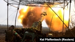 Українські артилеристи ведуть вогонь по позиціях армії РФ на лінії фронту, квітень 2023 року