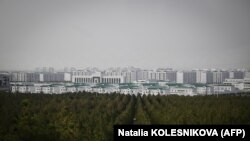 Golaýda täze açylan Arkadag şäheri Türkmenistanyň ozalky ýolbaşçysy Gurbanguly Berdimuhamedowyň lakamyny göterýär. Ol paýtagt Aşgabatdan 30 kilometr çemesi uzaklykda ýerleşýär. 2023-nji ýylyň 29-njy iýuny.