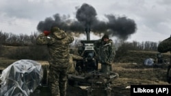 Українські військові ведуть вогонь із гаубиці по російських позиціях поблизу Бахмута, місця найзапекліших боїв, Донеччина, 7 березня 2023 року, ілюстративне фото