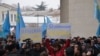 Aqmescitte Qırım parlamentiniñ binası yanında separatistlerge qarşı miting. Qırım, 2014 senesi fevralniñ 26-sı