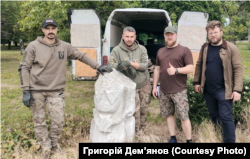 Волонтери під час евакуації половецьких скульптур із фронтової Донеччини