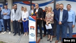 Милан Миличевиќ со членовите на Српската демократска партија