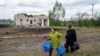 Волонтер приїхав до України з гуманітарною місією задля допомоги в евакуації людей та тварин із зон ведення активних бойових дій. На фото евакуація жителів Вовчанська на Харківщині, 12 травня 2024 року