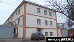 Головний вхід Херсонського ІТТ, де під час російської окупації утримували та катували українців