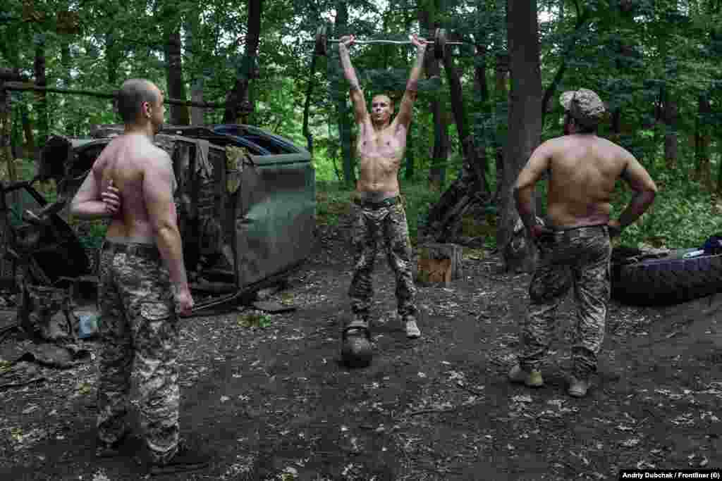 &laquo;Льолік&raquo; (у центрі) тренує жим штанги. Під час знайомства з рекрутами, командир із псевдо &laquo;Палкін&raquo; сказав: &laquo;Воювати будуть усі. І я вам хочу сказати, що [багато] з вас загине&raquo;. Але він закликав їх тренуватися, аби він бачив, хто на що здатен