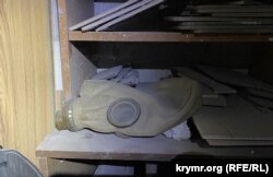 Протигаз, знайдений в підвалі Херсонського управління поліції, де, за даними правоохоронців, під час окупації тримали та катували херсонців