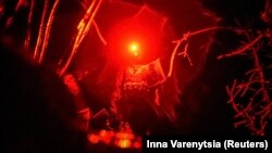Оператор українського нічного FPV-дрона під Бахмутом у грудні 2023 року