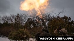 Український артилерійський розрахунок стріляє із французької 120mm гармати по російських силах під Бахмутом. 15 лютого 2023 року