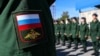 Шеврон на куртке призывника на сборном пункте военного комиссариата перед отправкой к местам прохождения военной службы. Россия, 2023 год