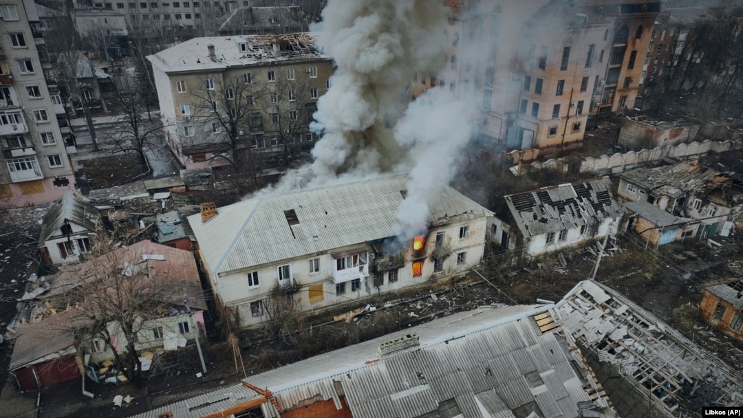 Dim iznad zgrade u Bahmutu koji je i dalje posle više meseci u fokusu napada ruskih snaga na istoku Ukrajine.