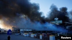 Рятувальники ліквідують пожежу в будівельному гіпермаркеті в Харкові після російського удару, 25 травня 2024 року