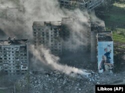 З палаючих житлових будинків у Бахмуті піднімається дим, 2023 рік