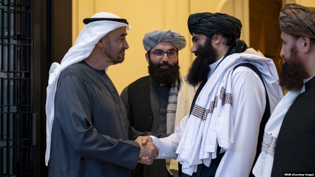 د جون پر څلورمه د متحده عربي اماراتو مشر د طالبانو د کورنيو چارو له سرپرست وزير سره روغبړ کوي.